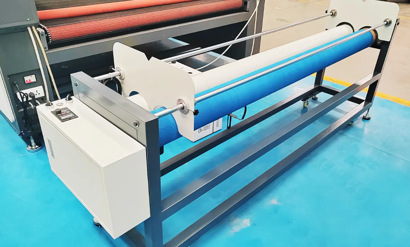 Automatic feeding device for a CO2 laser cutting machine, enabling continuous material feeding and efficient processing