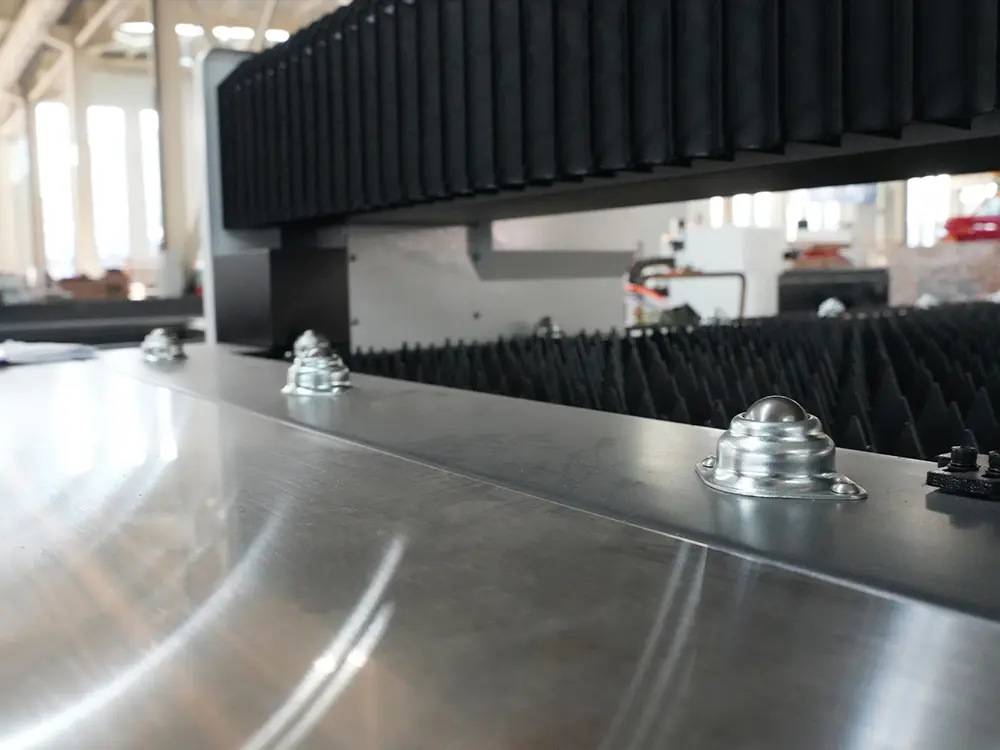Auxiliary loading rollers Auxiliary loading rollers of the 5x10ft fiber laser metal sheet cutting machine