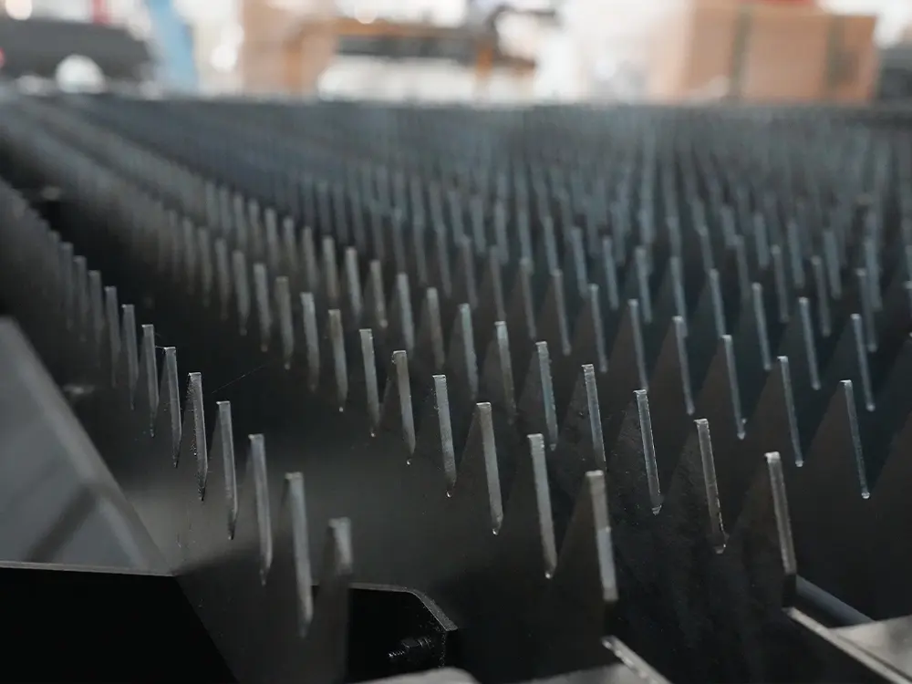 Modular tooth-type slat cutting table Modular tooth-type slat cutting table of the 5x10ft fiber laser metal sheet cutting machine