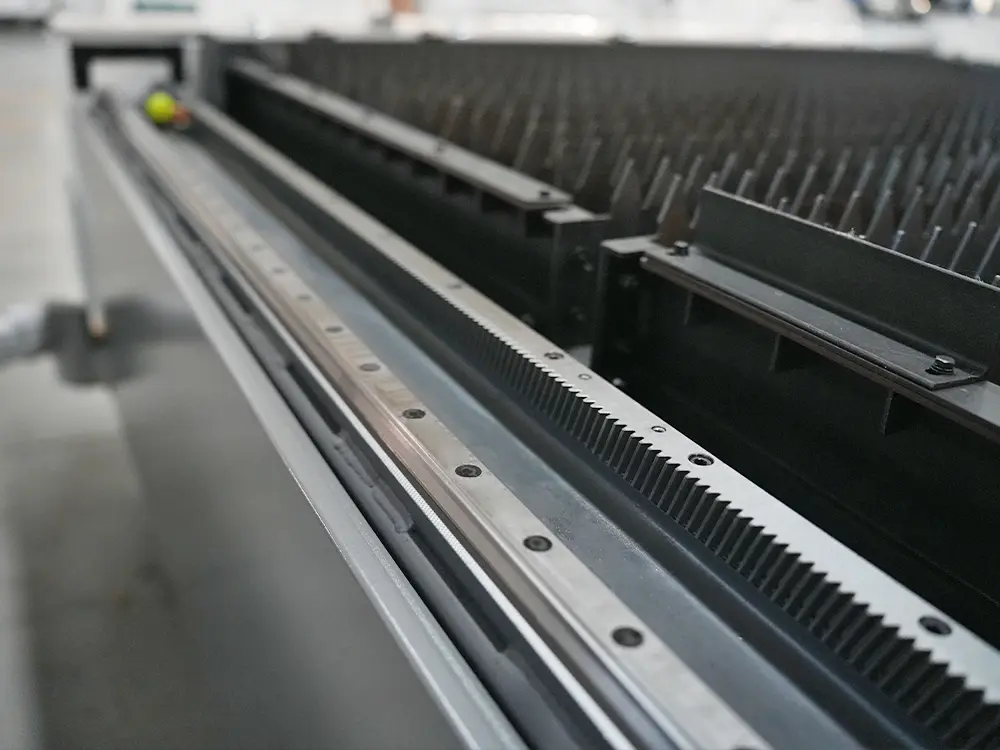 Y-axis guideway and rack Y-axis guideway and rack of the 5x10ft fiber laser metal sheet cutting machine