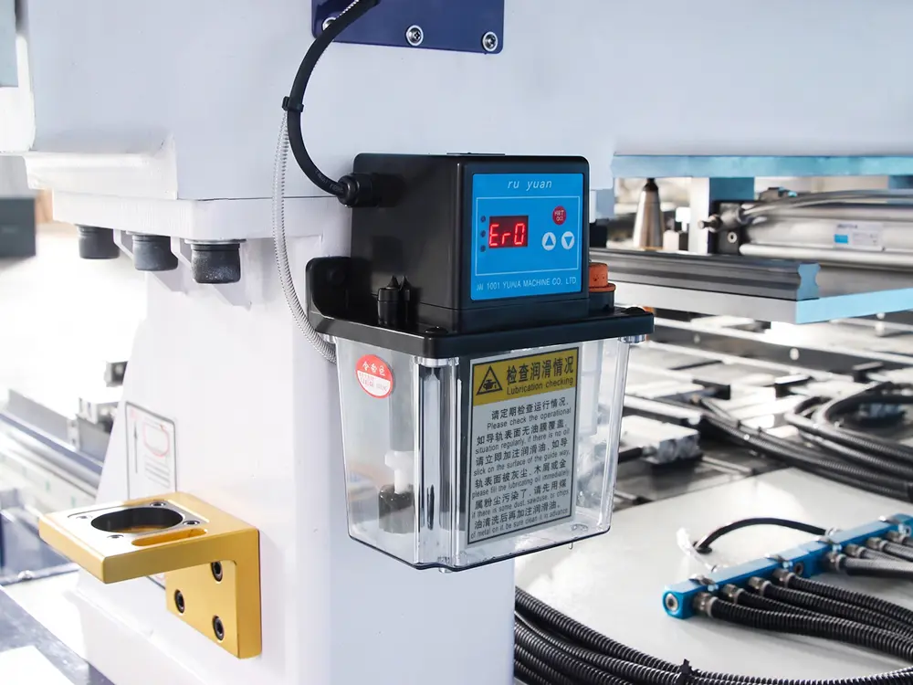 Automatic lubrication system Automatic lubrication system of the 4-station ATC CNC wood router