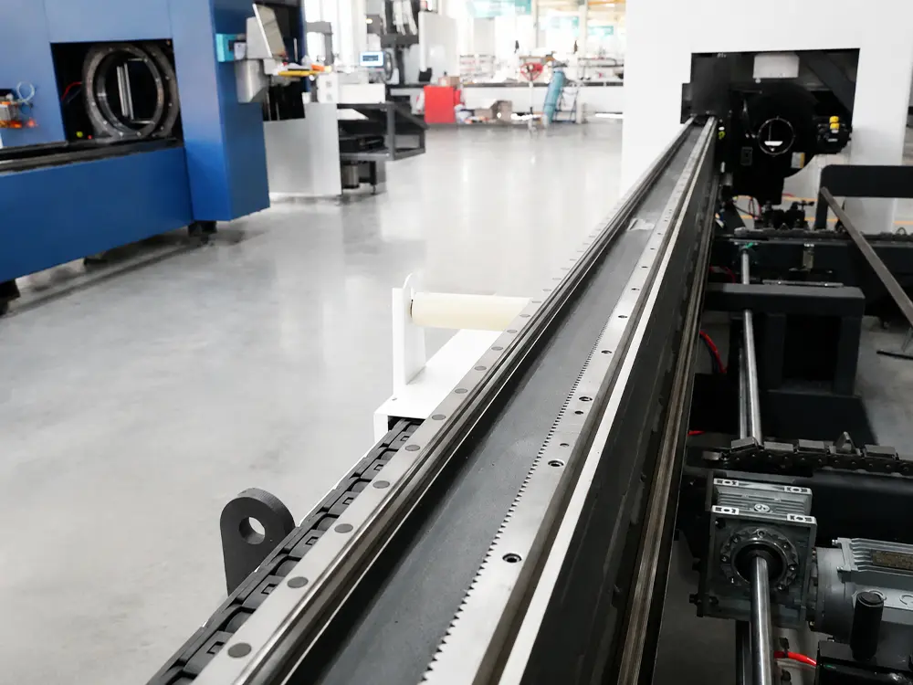 High-precision transmission system High-precision transmission system of the 3-chuck fiber laser tube cutting machine with bevel cutting
