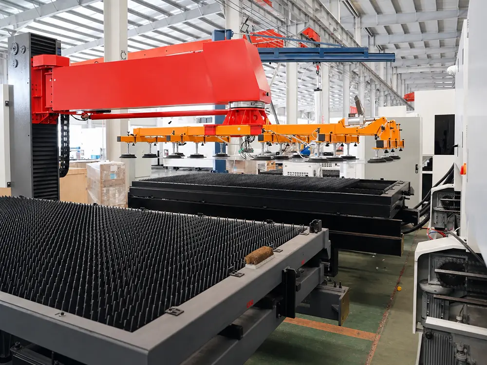 Cantilever-type automatic loading system (optional) Cantilever-type automatic loading system (optional) of the enclosed fiber laser sheet cutting machine with shuttle table