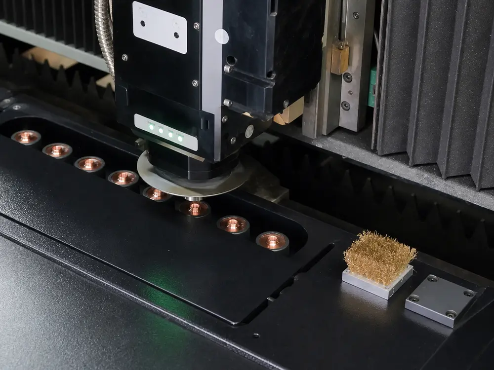 Automatic nozzle changer (optional) Automatic nozzle changer (optional) of the enclosed fiber laser sheet cutting machine with shuttle table