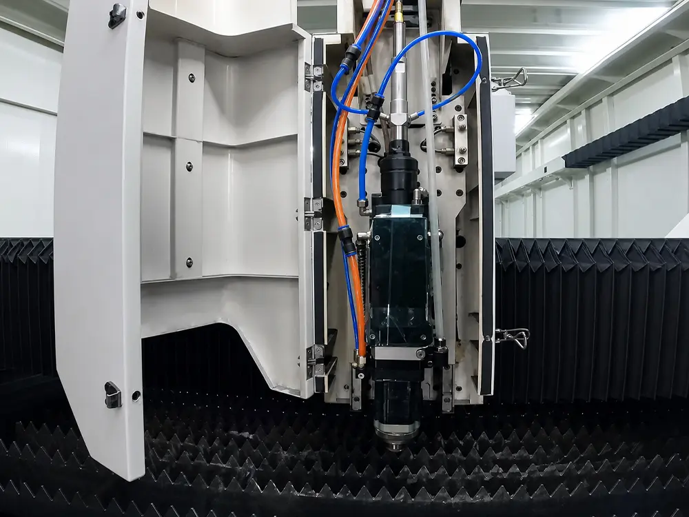 Laser cutting head protective housing Laser cutting head protective housing of the enclosed fiber laser sheet cutting machine with shuttle table