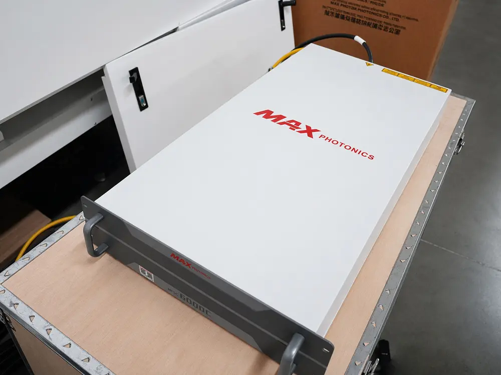 MAX (Maxphotonics) 6000W fiber laser generator MAX (Maxphotonics) 6000W fiber laser generator of the 3D 5-axis fiber laser cutting machine with rotary exchange worktable