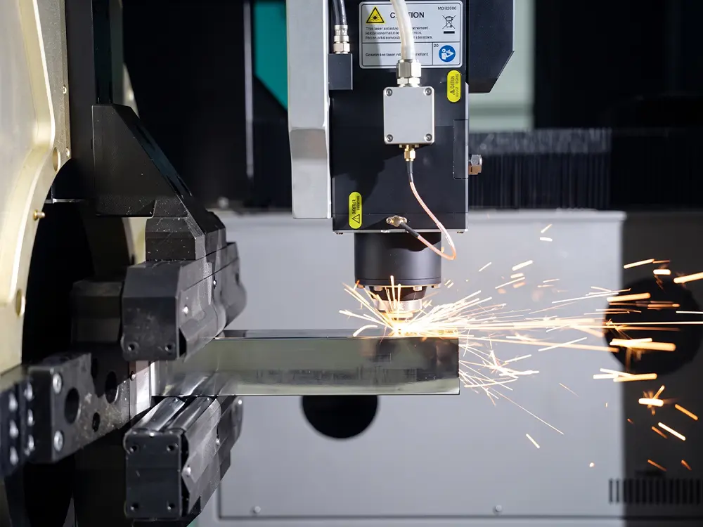 BOCHU BLT421S laser cutting head BOCHU BLT421S laser cutting head of the enclosed fiber laser sheet and tube cutting machine with shuttle table