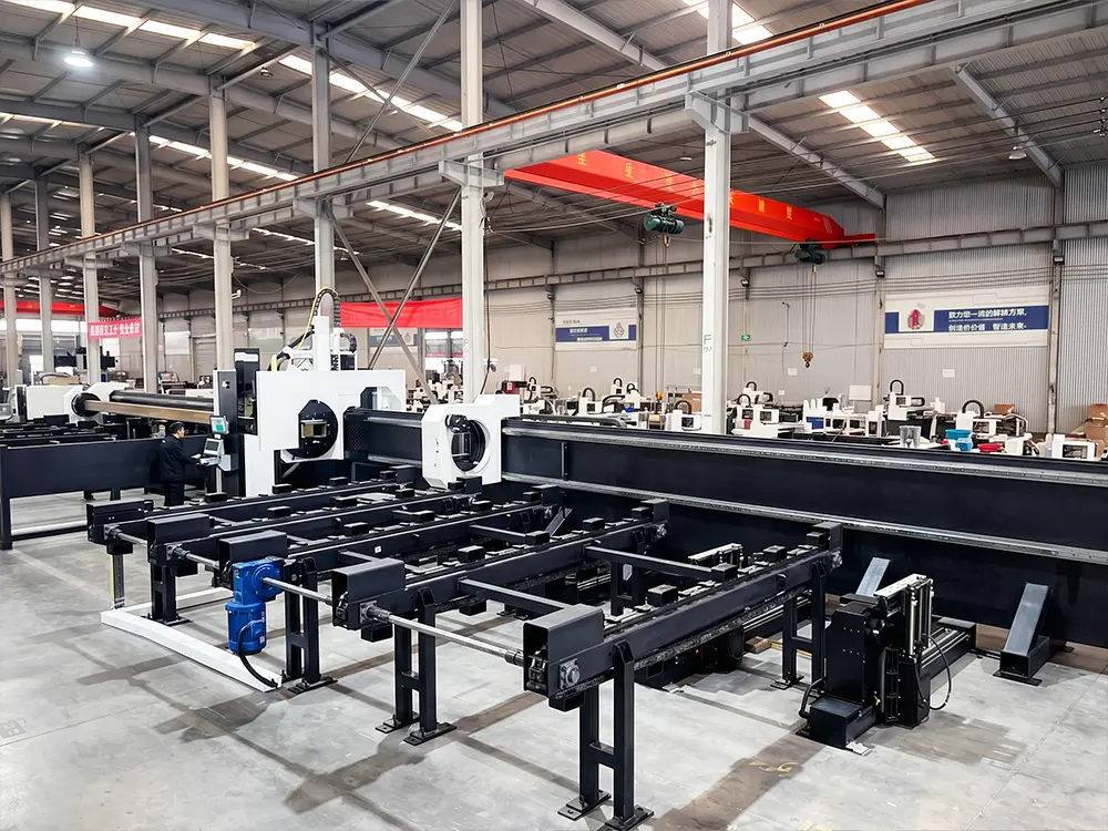 Side-mounted heavy-duty bed Side-mounted heavy-duty bed of large 4-chuck fiber laser tube cutting machine