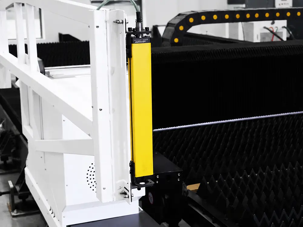 Safety light curtain system Safety light curtain system of the large-format fiber laser sheet cutting machine
