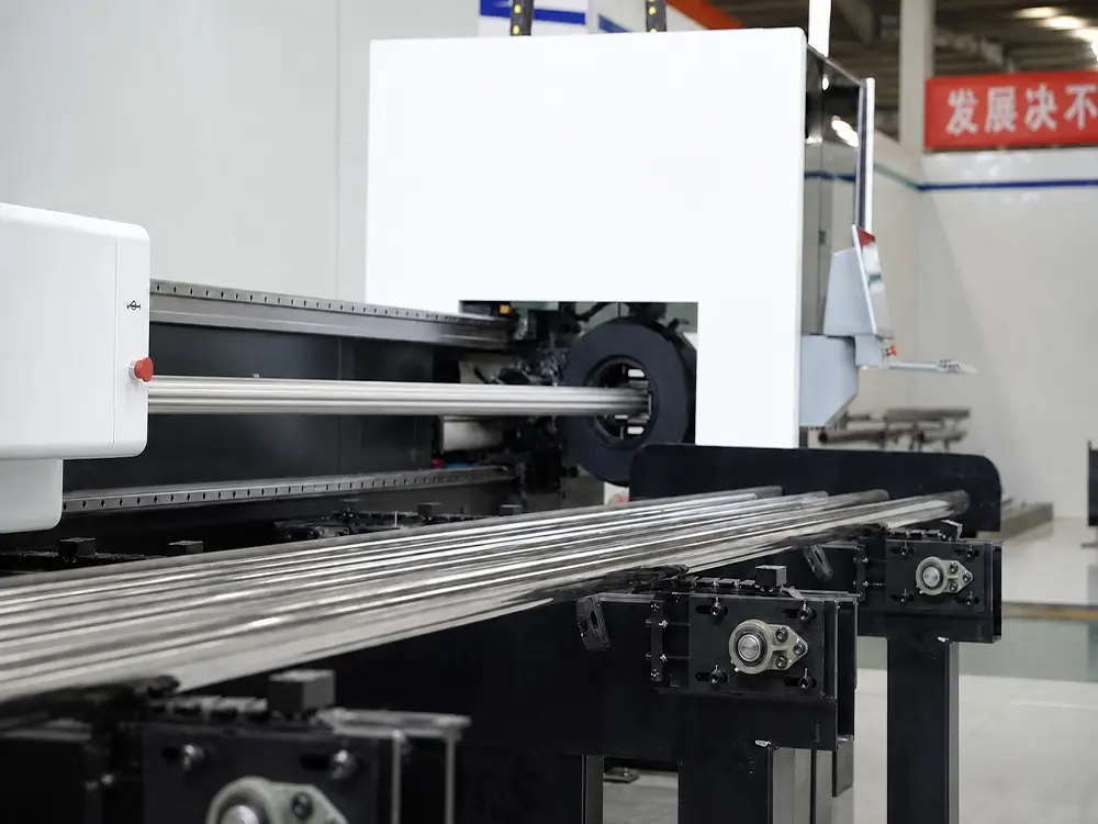 Automatic loading system of the 2-chuck fiber laser tube cutting machine with feeding system