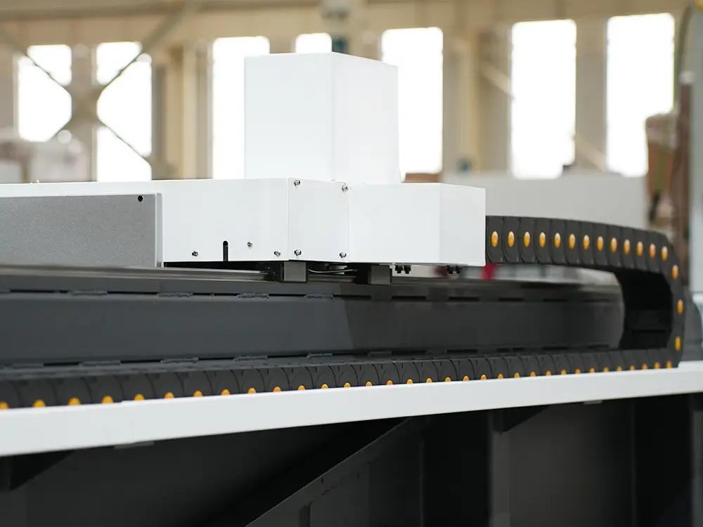 Fully enclosed drag chain of the 2-chuck fiber laser tube cutting machine with feeding system