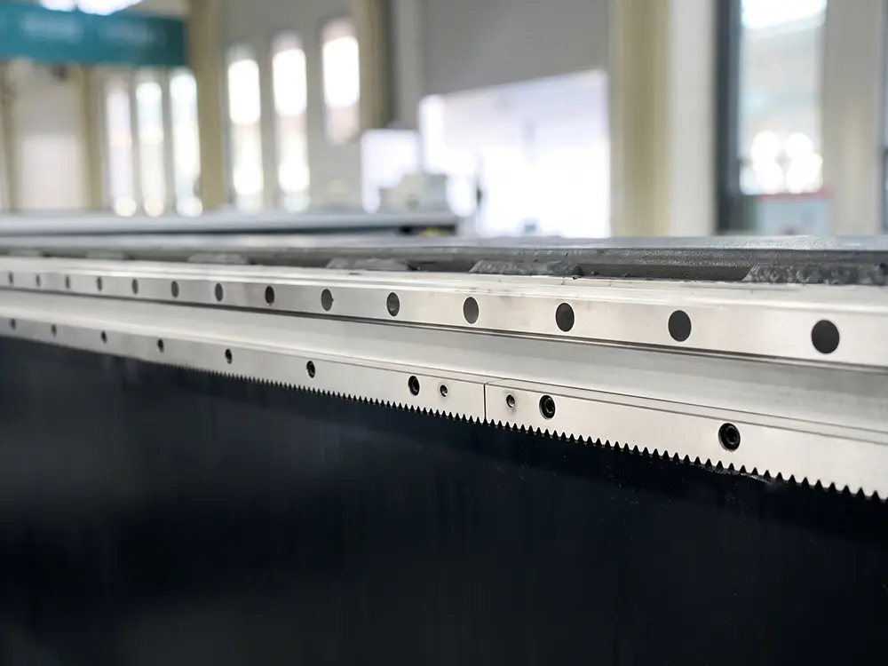 High-precision transmission system for the 2-chuck fiber laser tube cutting machine with feeding system