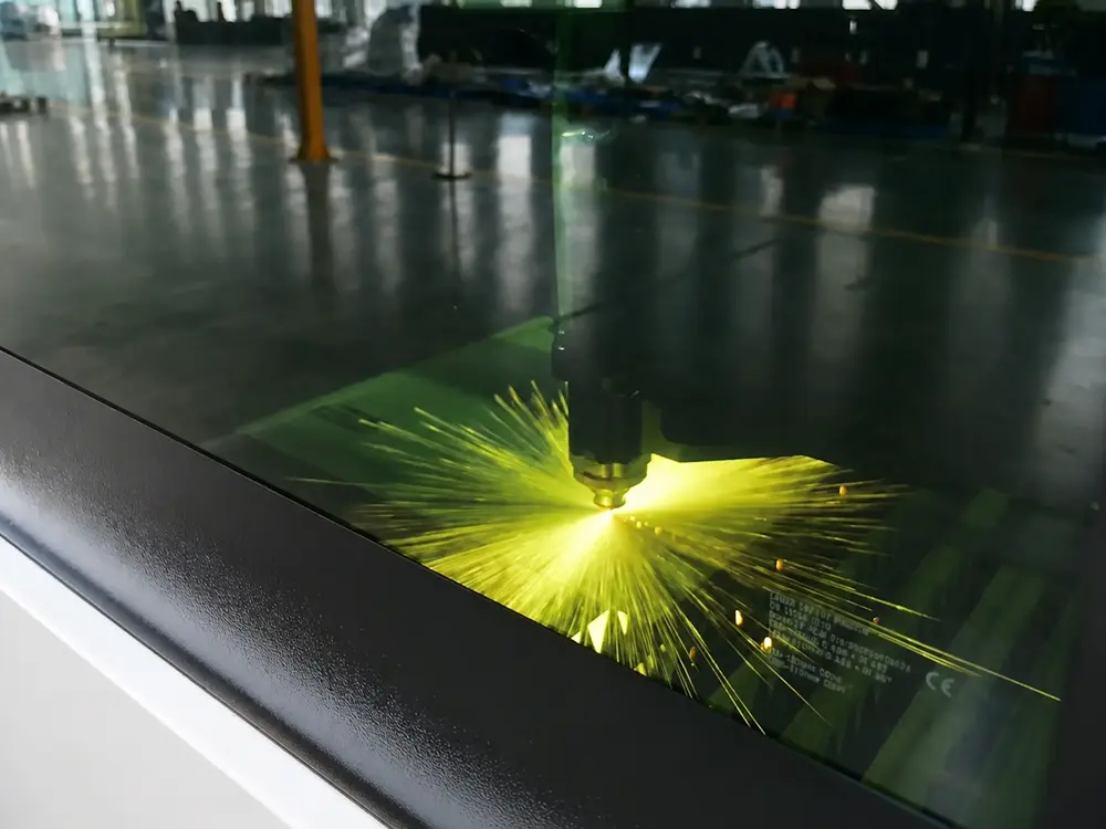 Window with laser protection Window with laser protection of the enclosed fiber laser sheet cutting machine with pull-out worktable