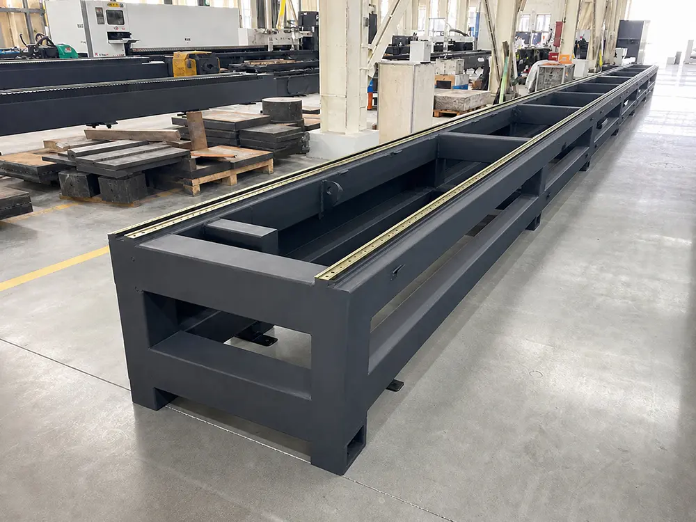 Heavy-duty horizontal dual-girder machine bed of the 3-chuck fiber laser tube cutting machine