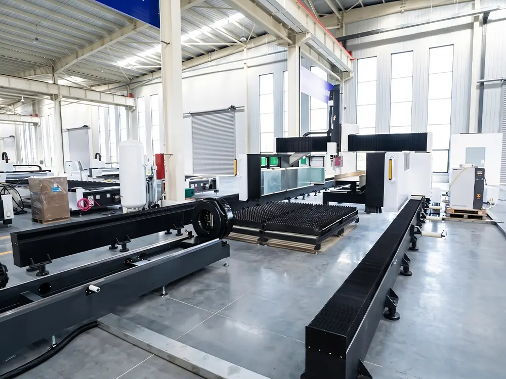Front left view of the CK-13033-GRH large-scale all-in-one fiber laser cutting machine