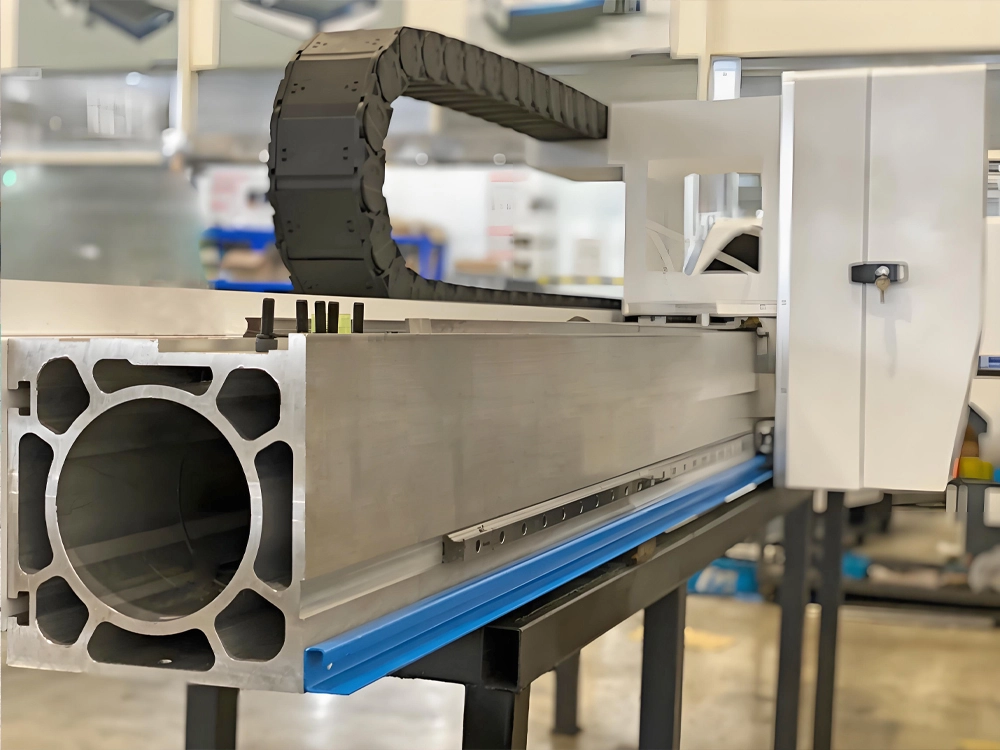 Lightweight aluminum alloy gantry beam Lightweight aluminum alloy gantry beam of the 2040 enclosed fiber laser cutting machine with dual-shuttle table
