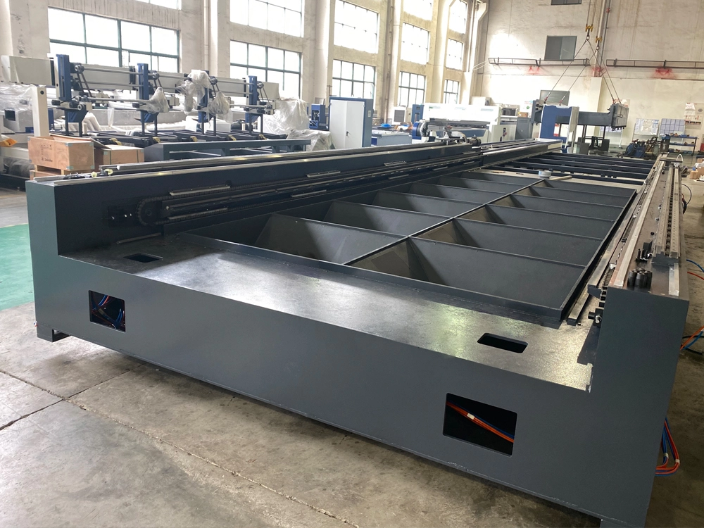 Heavy-duty bed frame Heavy-duty bed frame of the 2040 enclosed fiber laser cutting machine with dual-shuttle table