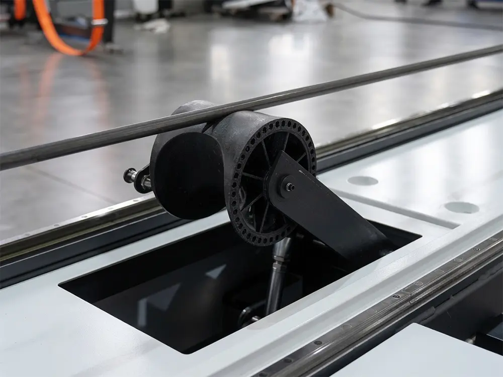 Follow-up support system (U-shaped roller) Follow-up support system (U-shaped roller) of the small affordable fiber laser tube cutting machine