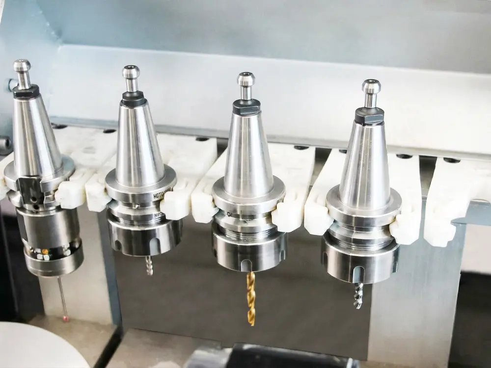 Linear tool magazine with protective cover Linear tool magazine with protective cover