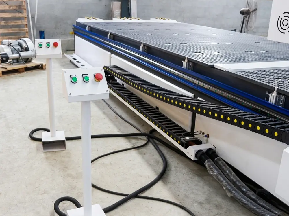 Convenient Control Units Two convenient control units are responsible for the start, emergency stop, and positioning cylinder controls of their respective workstations, and can be moved flexibly.
