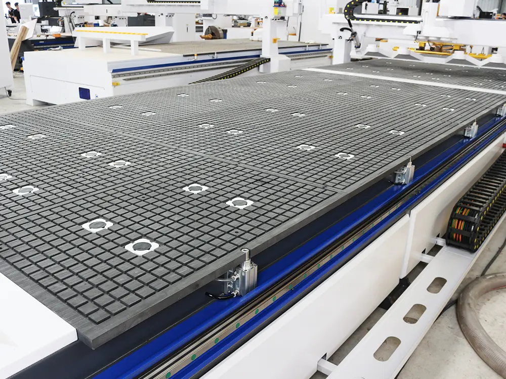 Quick Panel Positioning System Both worktables are equipped with a quick panel positioning system.