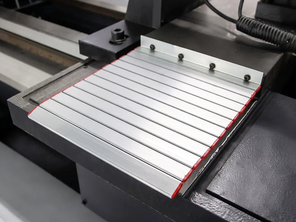 Machining area protection Machining area protection for the external-tool thread whirling machine