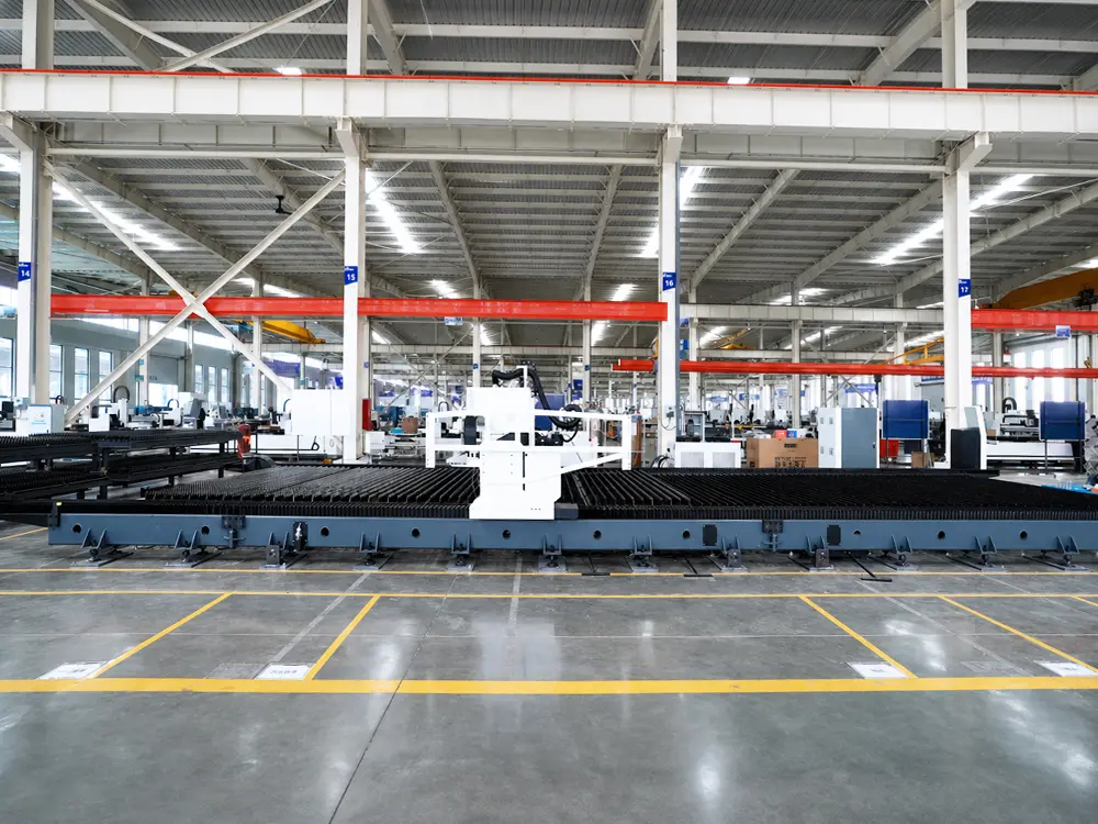 Side view of the laser-flame(oxyfuel) hybrid cutting machine Side view of the laser-flame(oxyfuel) hybrid cutting machine