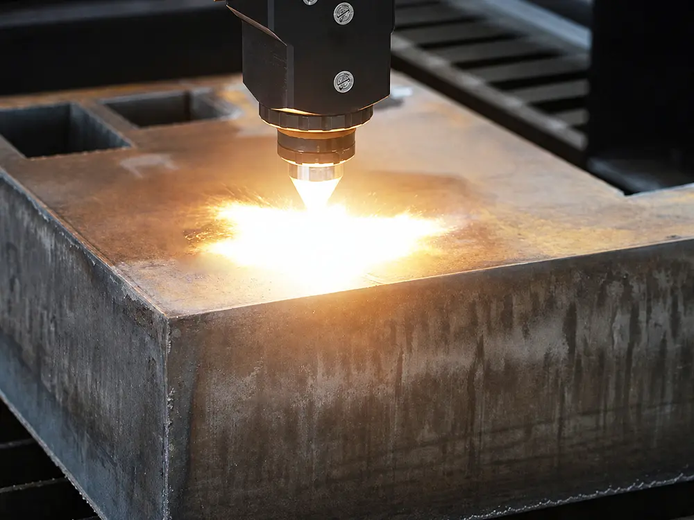 Automatic ignition & automatic slag removal Automatic ignition & automatic slag removal of the laser-flame(oxyfuel) hybrid cutting machine
