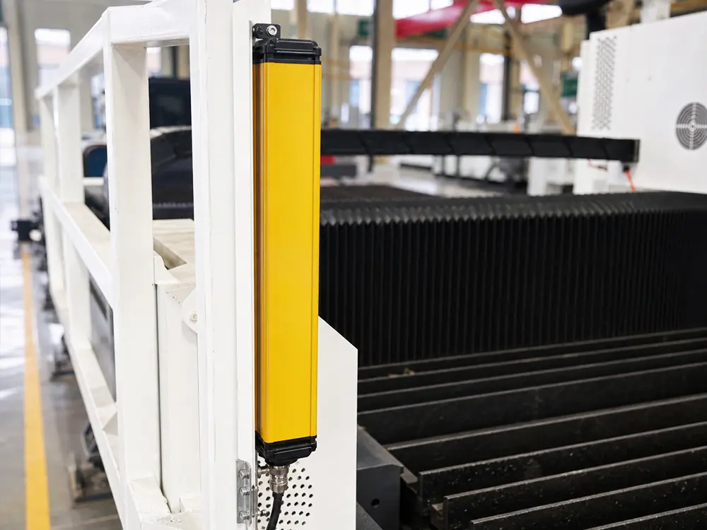 Safety light curtain protection Safety light curtain protection of the laser-flame(oxyfuel) hybrid cutting machine