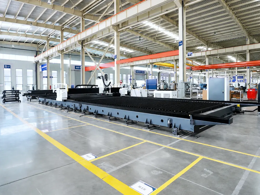 Front right view of the laser-flame(oxyfuel) hybrid cutting machine Front right view of the laser-flame(oxyfuel) hybrid cutting machine