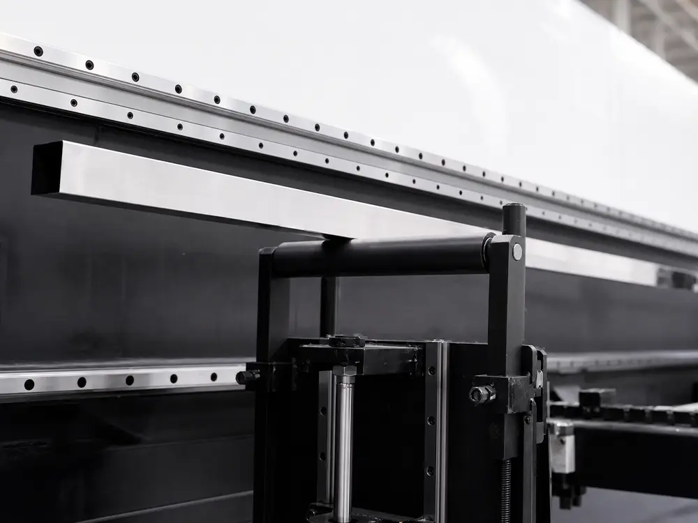 2-Chuck Fiber Laser Tube Cutting Machine with Feeding System