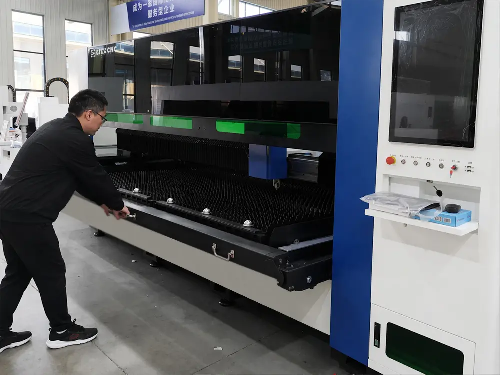 Enclosed Fiber Laser Sheet Cutting Machine with Pull-Out Worktable
