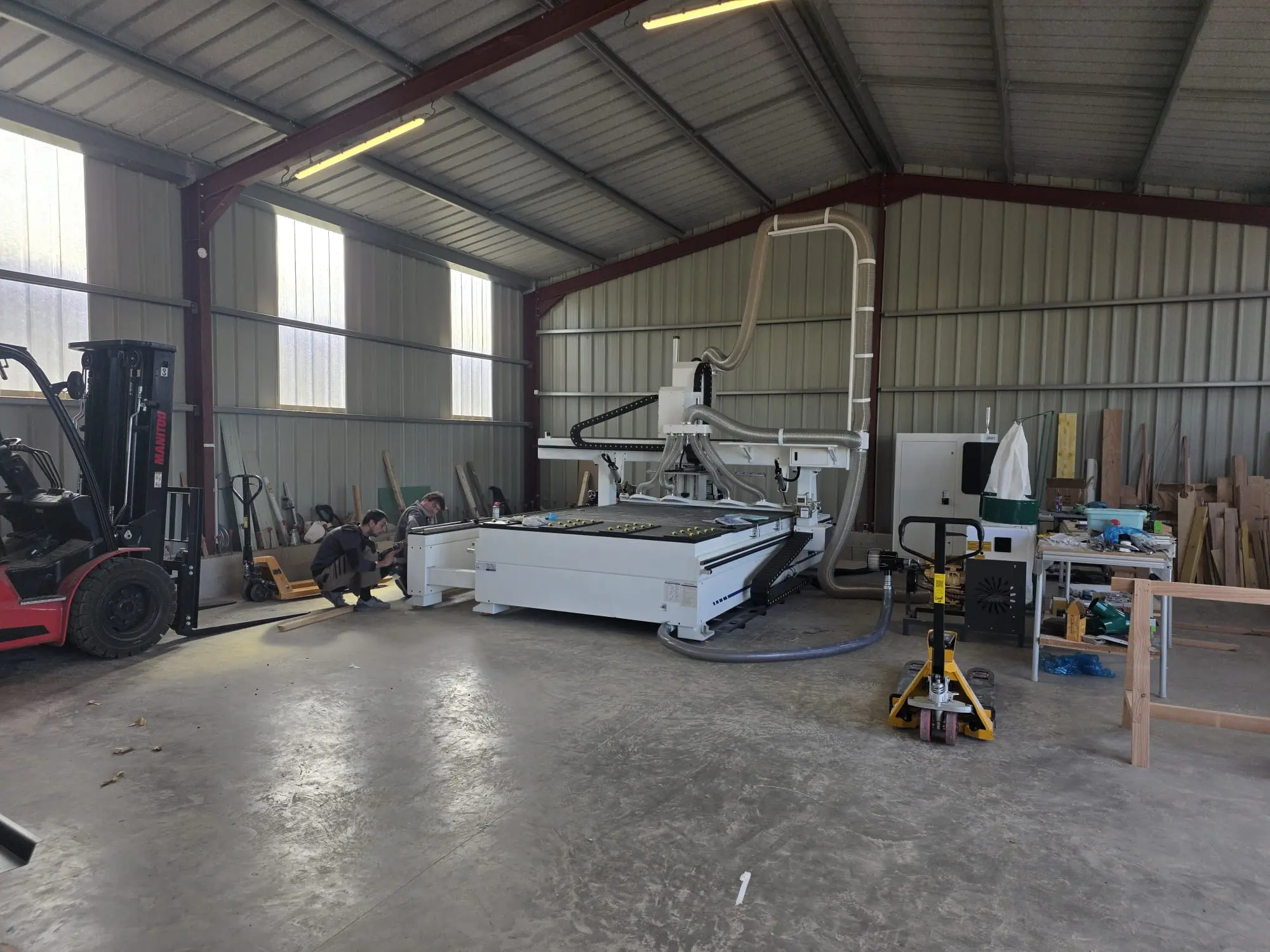 This 4-axis CNC router is capable of both full-sheet nesting and solid wood carving.
