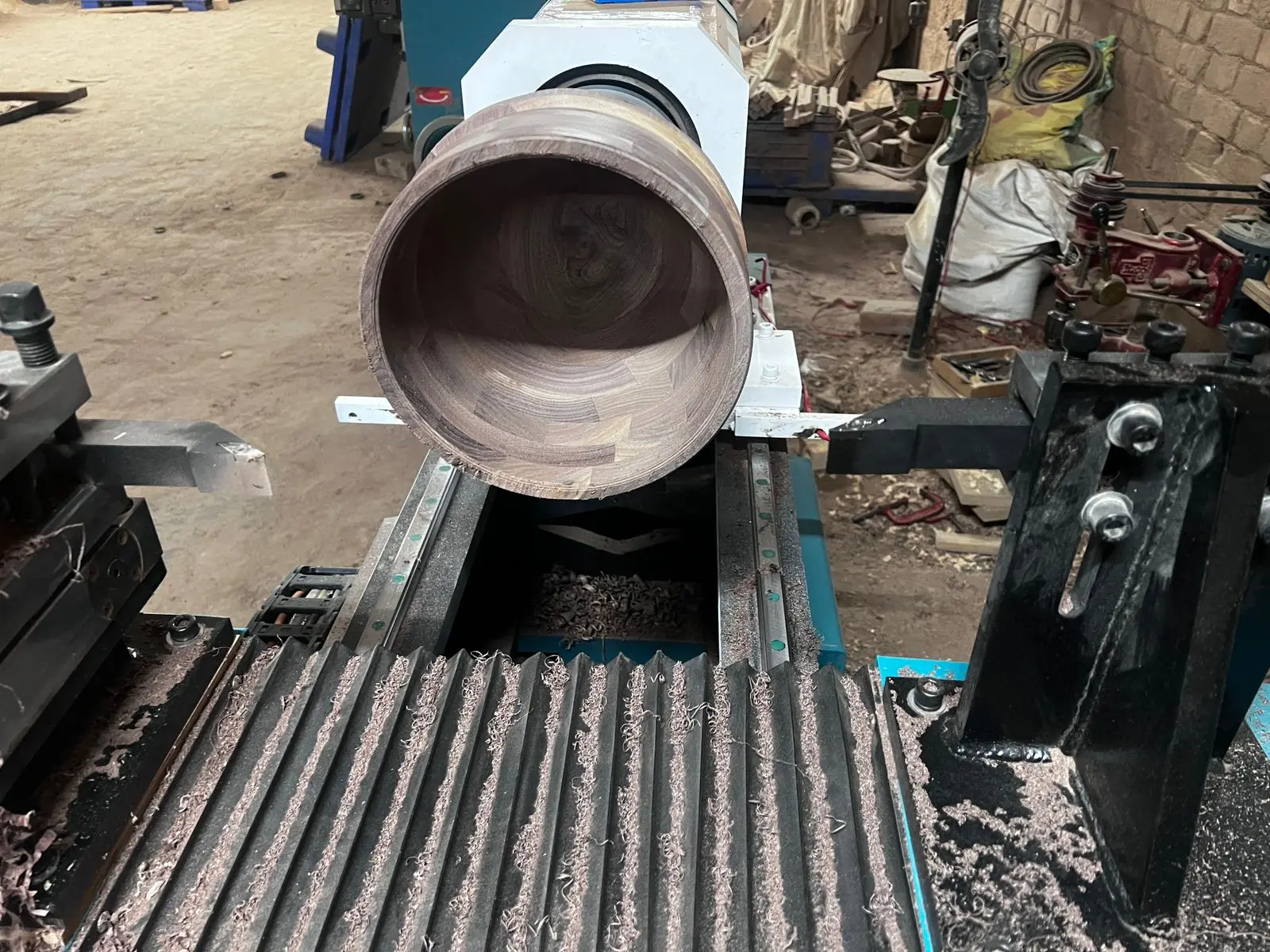 The Indian customers use CNC wood lathes to process wooden bowls