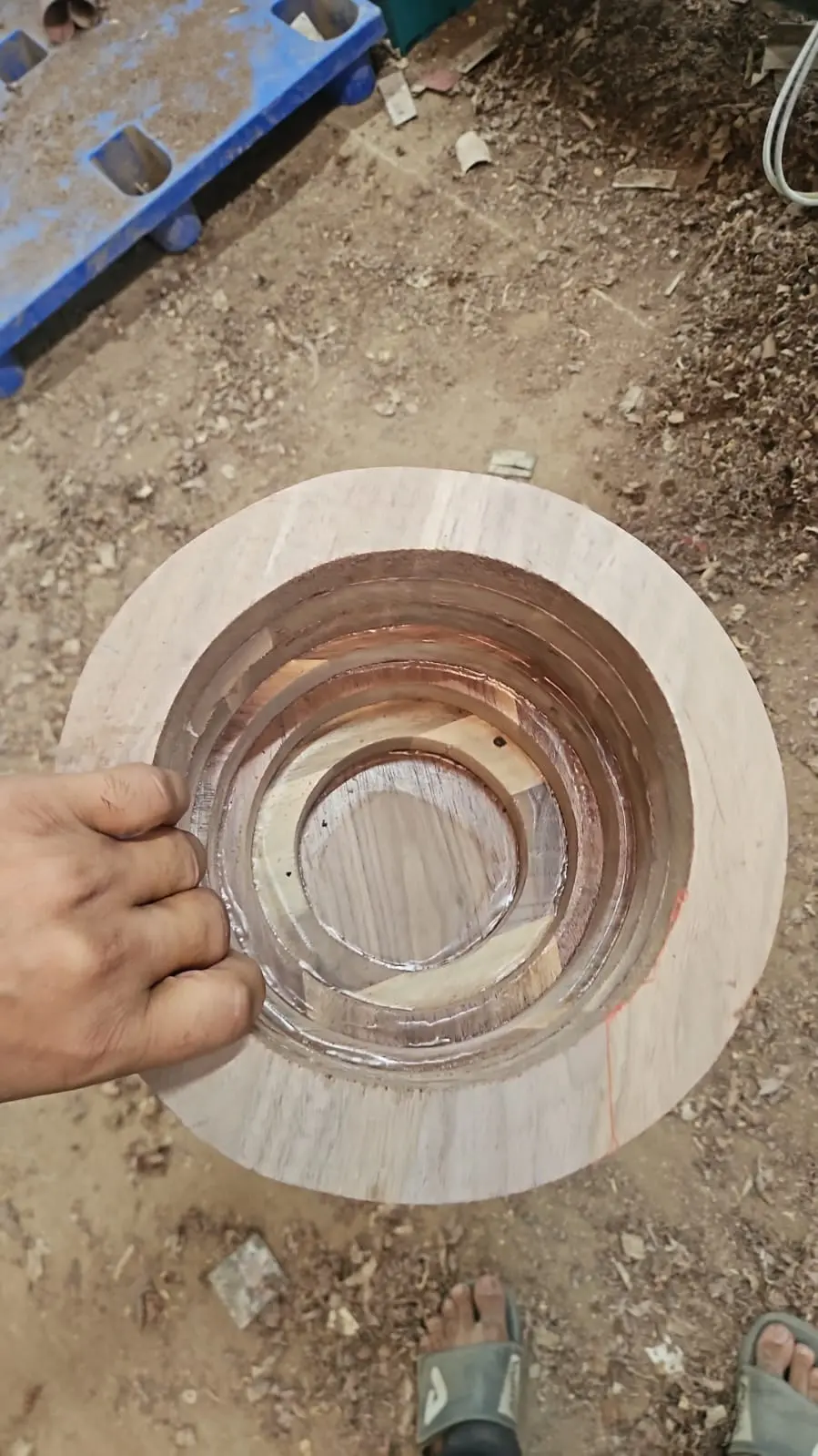 The Indian customers use CNC wood lathes to process wooden bowls