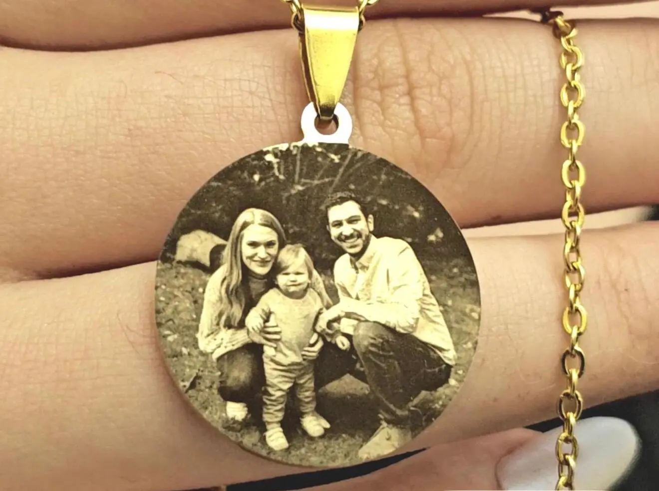 The US customer used a fiber laser marking machine to print photos on medals.
