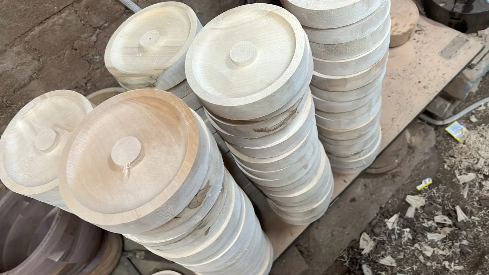 The Indian customers use CNC wood lathes to process wooden dishs