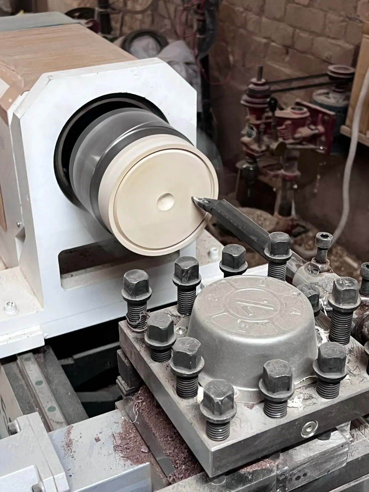 The Indian customers use CNC wood lathes to process wooden dishs