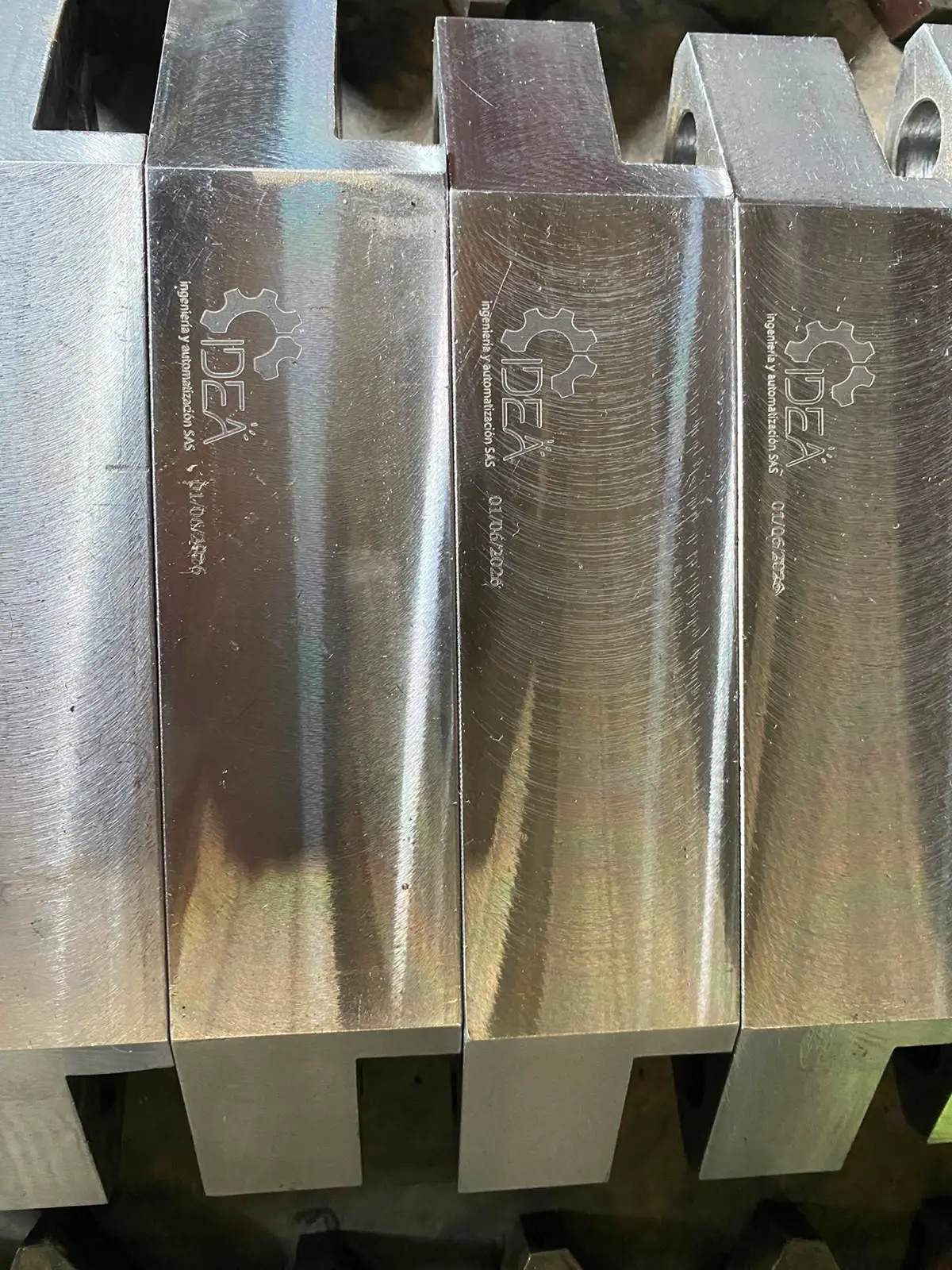 Testing the fiber laser marking machine in the workshop