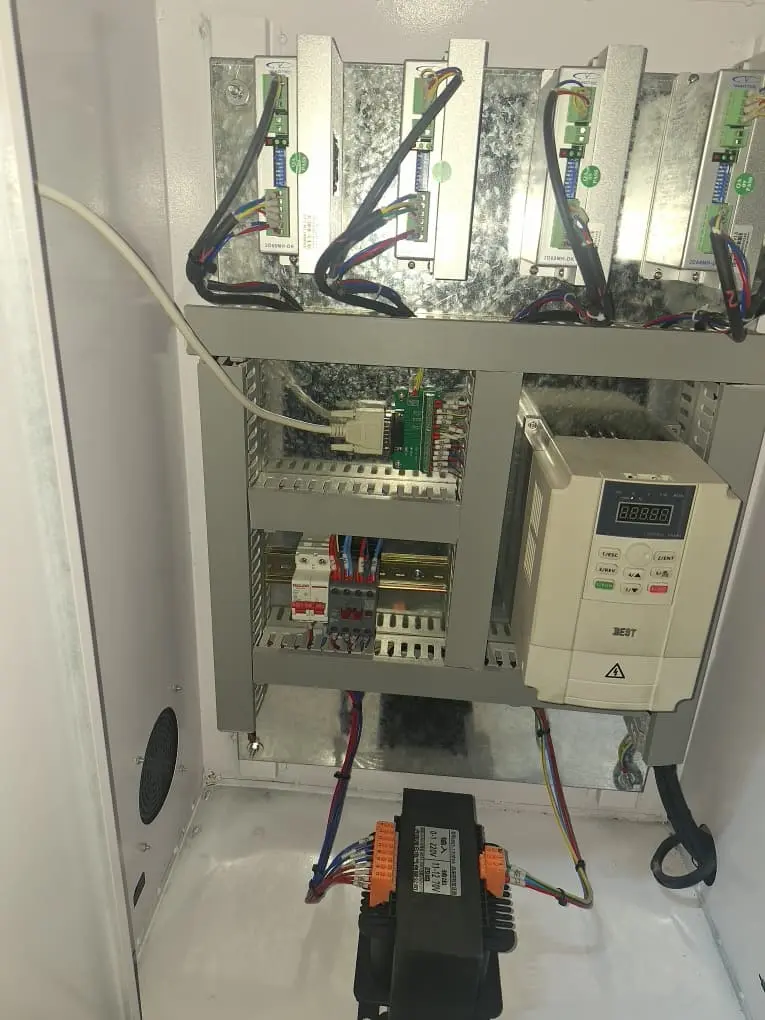 The customer received the 1325 engraving machine and is installing it in Côte d'Ivoire.