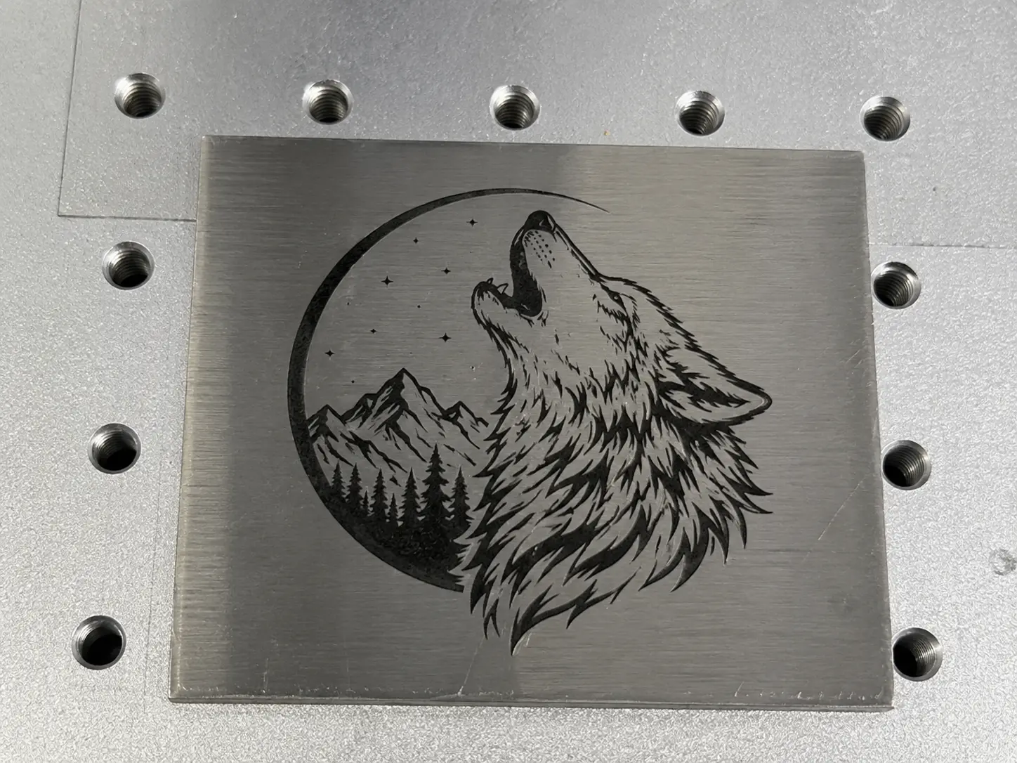 A UAE customer uses a fiber laser marker to process samples