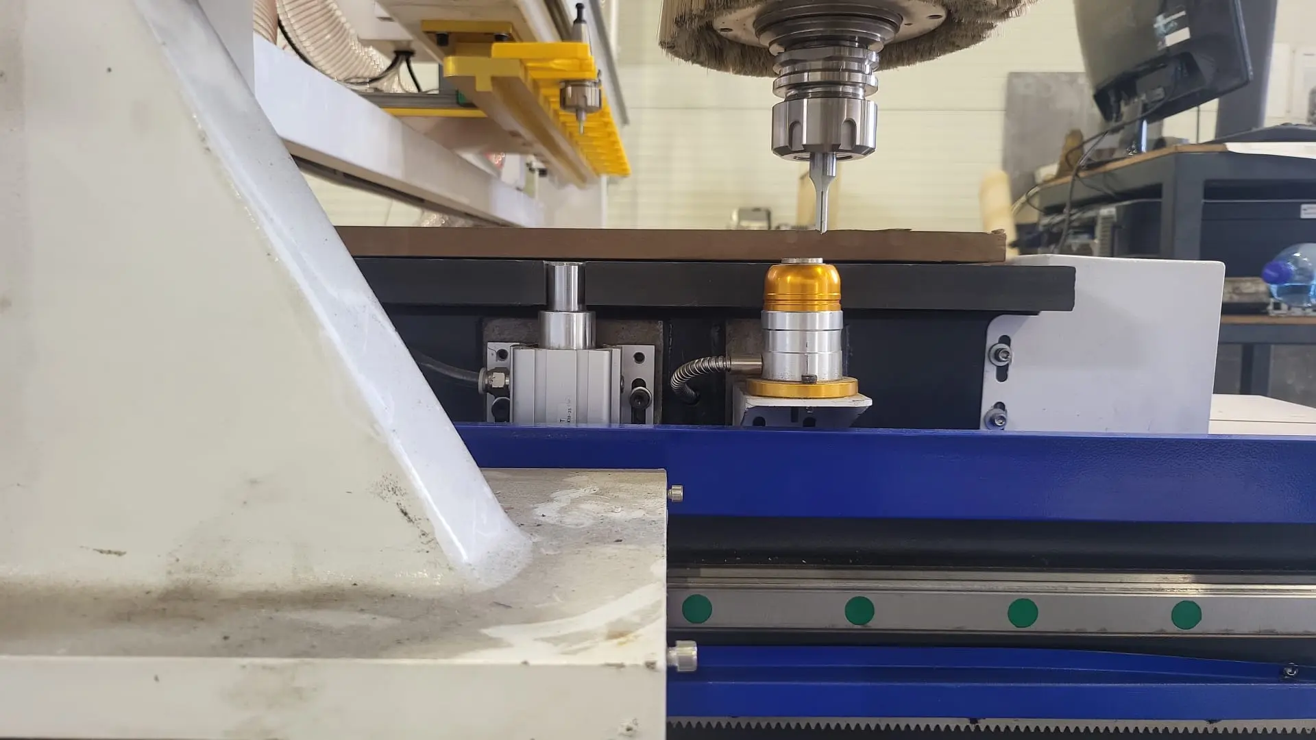 The Serbian customer purchased a CNC wood router with a rotary 4th axis