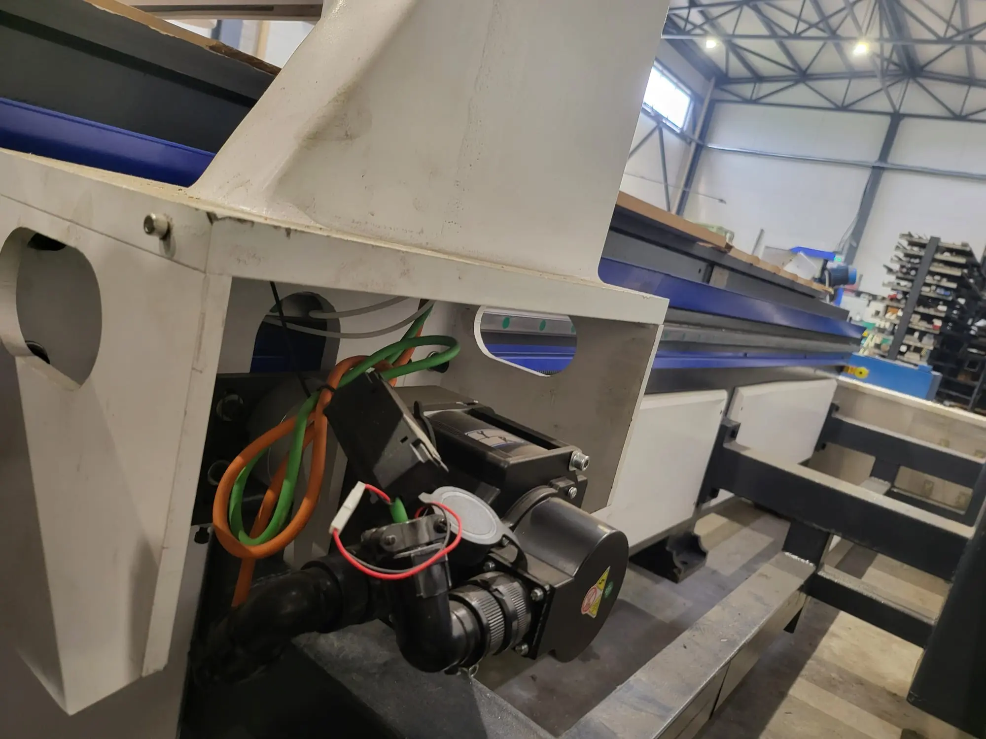 The Serbian customer purchased a CNC wood router with a rotary 4th axis