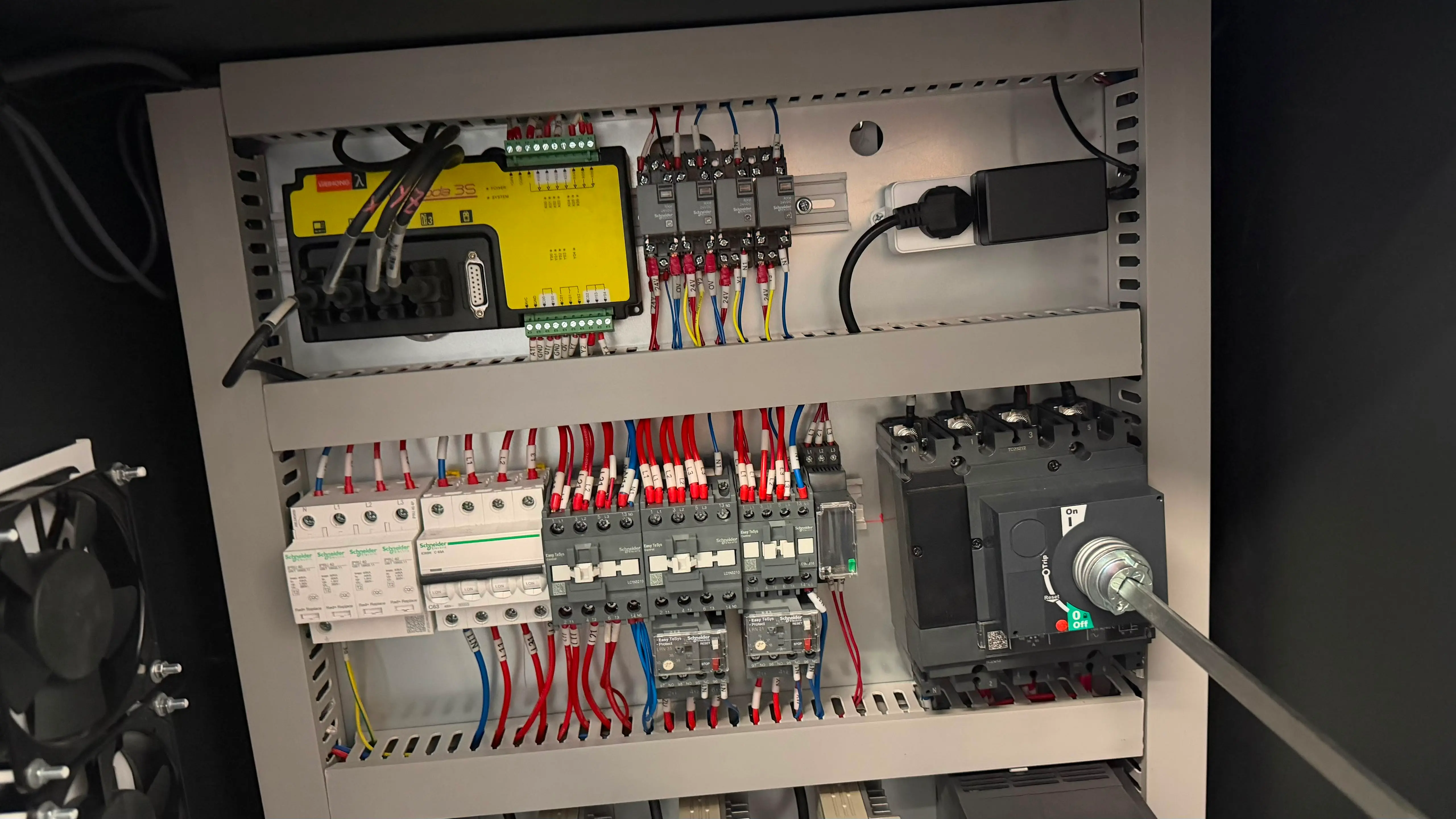 The US customer is installing a Spire 1325 CNC router machine.