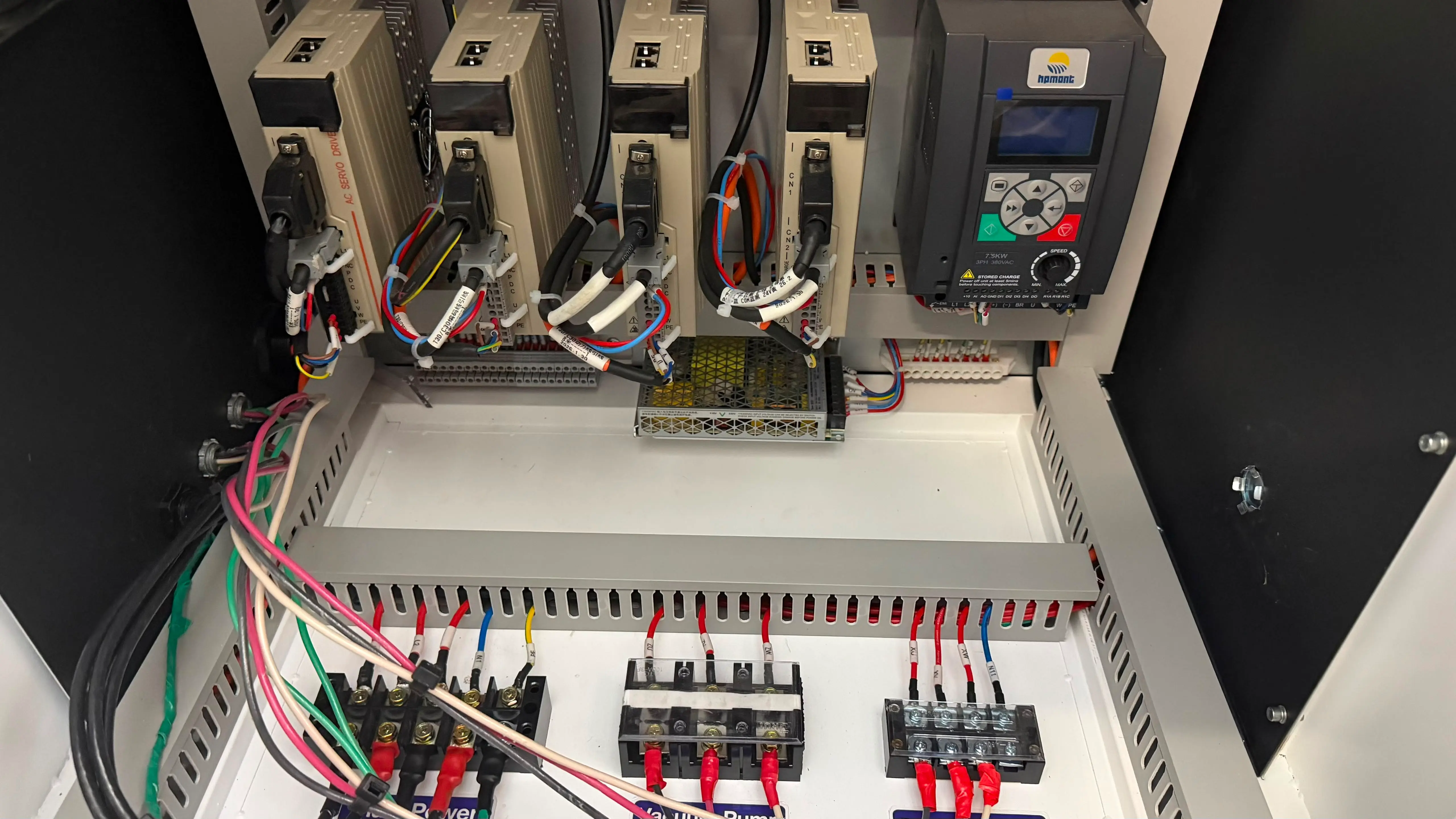 The US customer is installing a Spire 1325 CNC router machine.