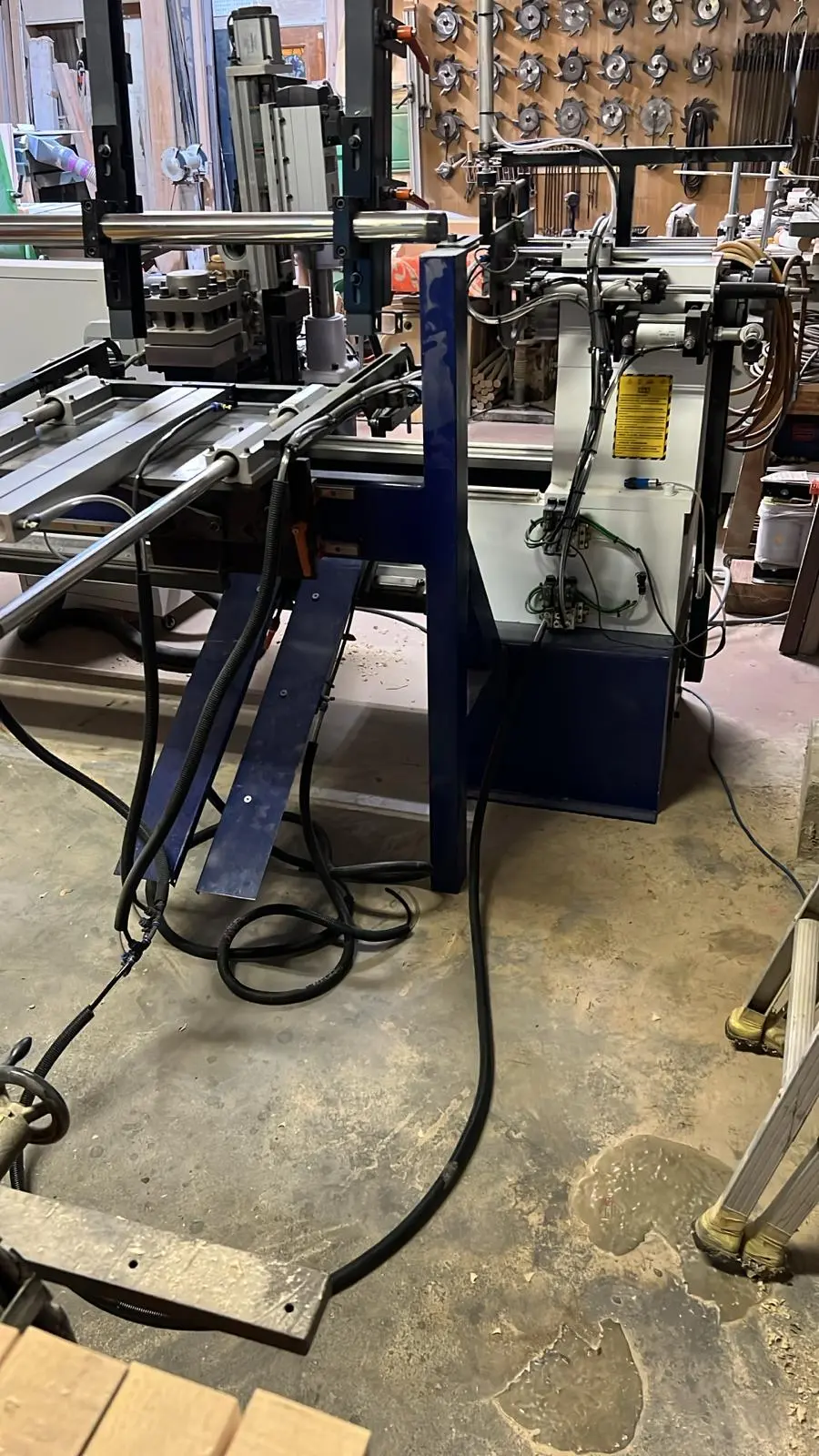 The Japanese customer used  CNC wood lathe to machining lamp holders