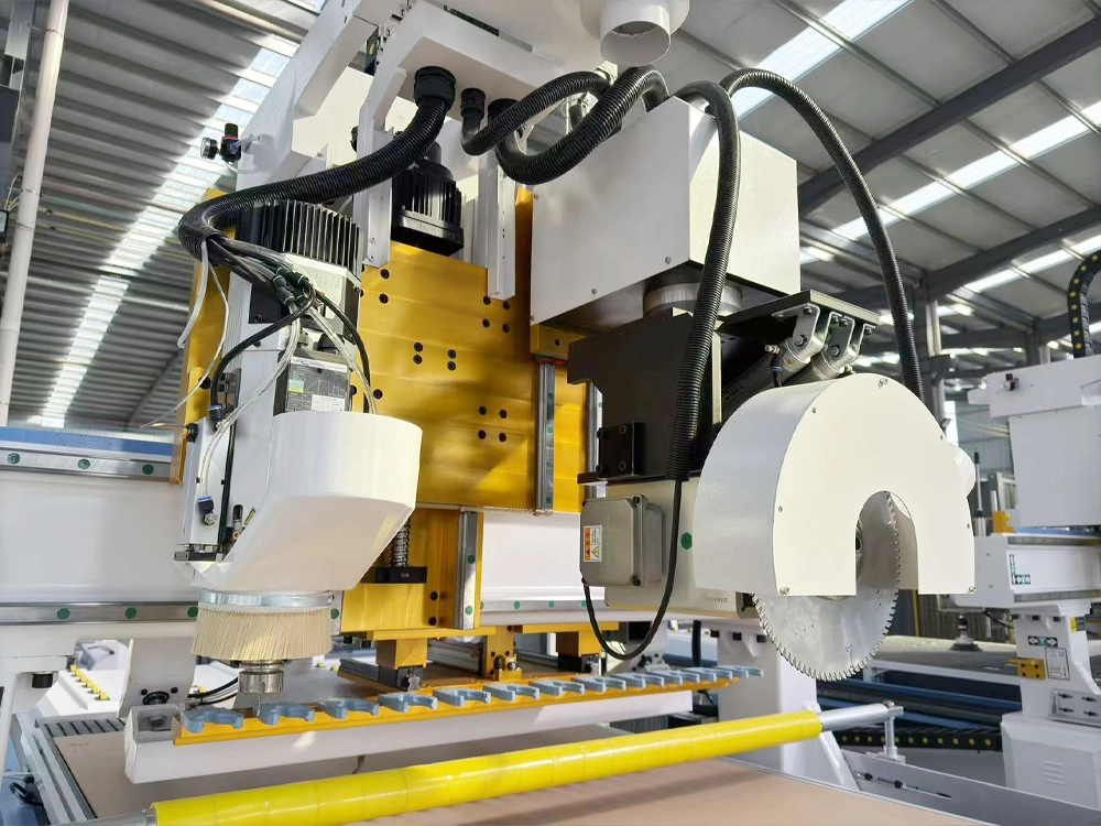 Optional saw blade spindle for CNC wood router Optional saw blade spindle for CNC wood router