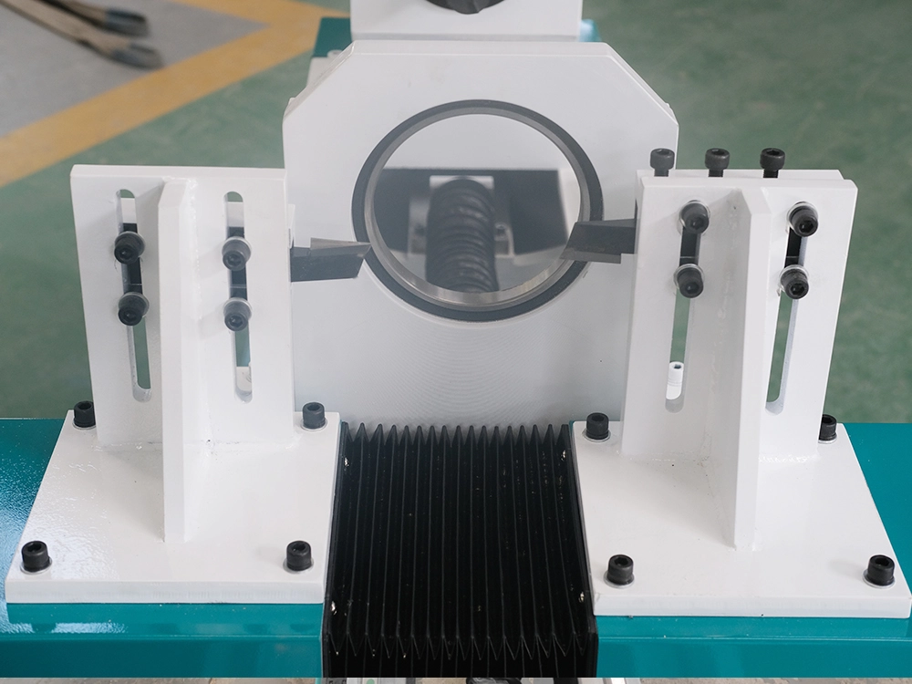 Two V-shaped alloy turning tools for X and Y axes Two V-shaped alloy turning tools for X and Y axes