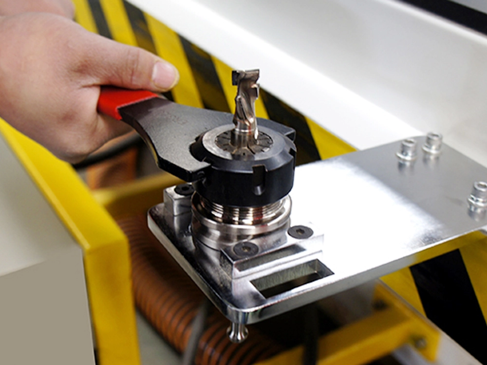 Clamping device for separating the tool and the holder Clamping device for separating the tool and the holder