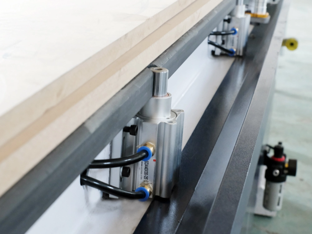 Positioning cylinder for separating the blade and the holder Positioning cylinder for separating the blade and the holder